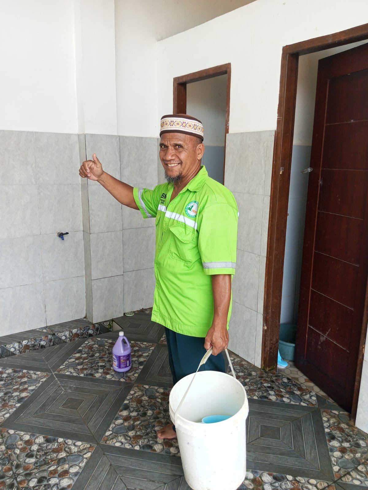 Menebar Senyum di Rumah Allah: Aksi Nyata Tim TB2M Yayasan Al-Insan Bersihkan Masjid Al-Manar